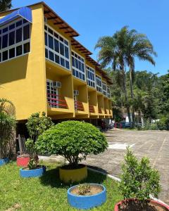 保罗工程师镇-迪弗隆廷Hotel Fazenda Bonanza的前面有树木的黄色建筑