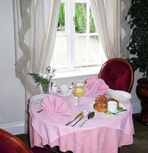 赫里福德布兰顿旅馆的一张桌子,上面有粉红色的桌布和一盘食物