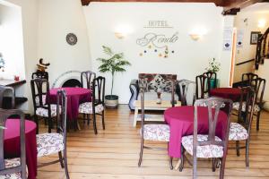 维纳德马Hotel Rondó的配有桌椅和粉红色桌布的房间