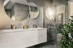 卑尔根Villa Bergen. Historic luxury near the city centre的浴室设有白色水槽和镜子