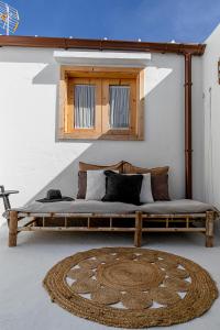 埃尔泰勒罗LAZURITE MASPALOMAS Apartamentos Sur Gran Canaria的窗户和地毯的房间里一张床位