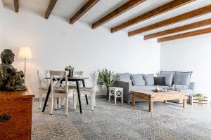 埃尔泰勒罗LAZURITE MASPALOMAS Apartamentos Sur Gran Canaria的客厅配有沙发和桌子
