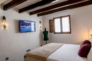 埃尔泰勒罗LAZURITE MASPALOMAS Apartamentos Sur Gran Canaria的一间卧室设有一张床和一个窗口