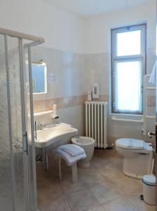 佩斯基耶拉德加达Albergo Marsari的一间带水槽和卫生间的浴室