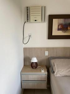 Apartamento Climatizado com Sacada e Churrasqueira客房内的一张或多张床位