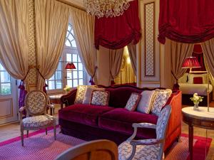 ReugnyRelais & Château Louise de La Vallière的客厅配有紫色沙发和椅子