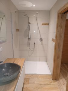 多比亚科kuglerhof的设有带黑色水槽的淋浴的浴室