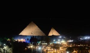 开罗Turquoise Pyramids & Grand Egyptian museum view Hotel的享有金字塔的景色