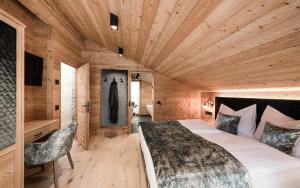里约比安科Chalet Brunegg的一间卧室设有一张床和木制天花板