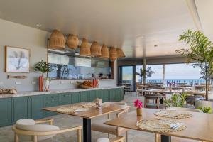 泰巴Saline Taíba Boutique Beach Hotel的一间带桌椅的海景餐厅