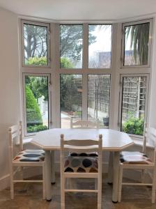 圣艾夫斯Treloyhan Lodge的窗户客房内的白色桌椅