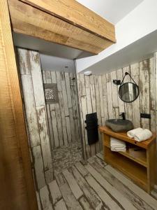 昂塞勒Appart Hôtel Le JAS的浴室设有带淋浴的木墙