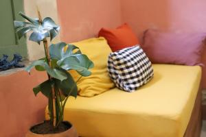 梅里达Nuik Casa Tropical的床上有2个枕头,上面有植物