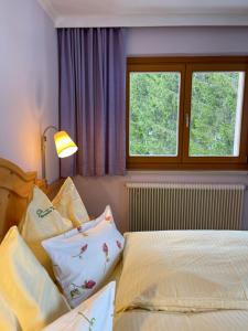 翁肯Heutaler Hof - Hotel im Naturidyll的一间卧室设有两张床和窗户。