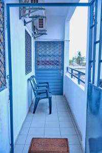 杜阿拉Appartement Cosy & Chill的阳台的蓝色门和椅子