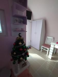 维尔蒂尼克Yellow story的客厅里的圣诞树,配有桌子