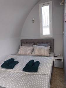 维尔蒂尼克Yellow story的一间卧室配有一张带两个枕头的床