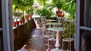 卢卡露坎达圣特阿戈斯蒂诺酒店的一个带桌椅和植物的庭院