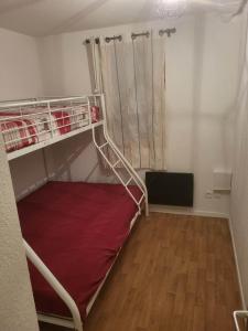 贝斯和圣阿纳斯泰斯Appartement 2 pièces, les Chalets de Super-Besse的铺有木地板的客房内的双层床