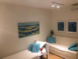 埃斯特角城Apto Península excelente ubicación**的带沙发和绘画的客厅