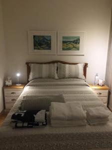 埃斯特角城Apto Península excelente ubicación**的一间卧室配有一张大床和枕头