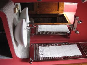 阿尼奥内洛坎达拉坎帕娜酒店的红色机器,上面有两卷纸