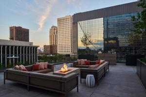 明尼阿波利斯Four Seasons Hotel Minneapolis的一个带沙发和火坑的屋顶露台