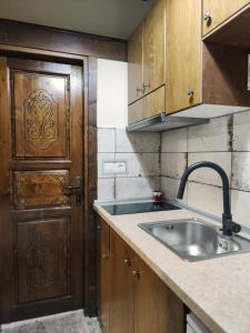 埃拉蒂特里卡隆特奥多罗旅馆的一个带水槽和木门的厨房