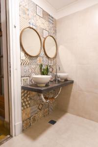布宜诺斯艾利斯Cambacuá的浴室设有两个水槽和墙上的镜子