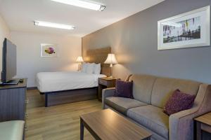 南希尔贝斯特韦斯特南山酒店的酒店客房设有一张沙发和一张床