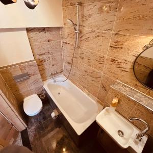 大博特瓦尔Rose Boardinghouse的一间带水槽、浴缸和卫生间的浴室