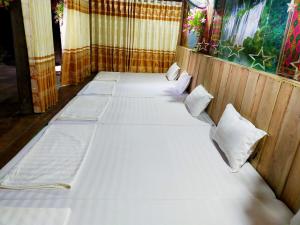 Hoan ChungHomestay Tuấn Nghĩa - Hang Phượng Hoàng - Võ Nhai的客房配有4张带白色床单和枕头的床。