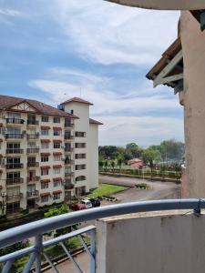 波德申Homestay α Cocobay Condo Resort的从公寓大楼的阳台上可欣赏到风景。