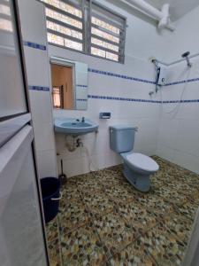 波德申Homestay α Cocobay Condo Resort的一间带卫生间和水槽的浴室