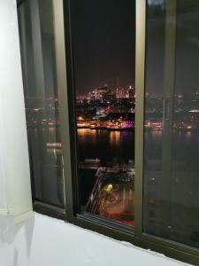 迪拜Cloud9 hostel的窗户,晚上可欣赏到城市美景