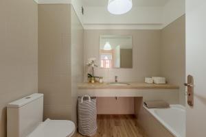 里斯本Elegant 3 bedroom apt - City centre - garage - metro的一间带水槽、卫生间和镜子的浴室