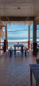巴莱尔Vista Aurora的一间设有乒乓球桌和海洋的房间