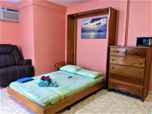 库尔克岛Beach Club Condos at Popeyes的一间小卧室,配有一张床和一个梳妆台