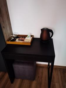 克利默内什蒂Pensiunea Doro的一张黑色桌子,上面有茶壶