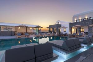 卡特瑞杜斯Onyx Hotel & Suites的一个带躺椅的游泳池,一个度假村