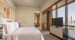 天津天津四季酒店的酒店客房设有一张床和一个大窗户
