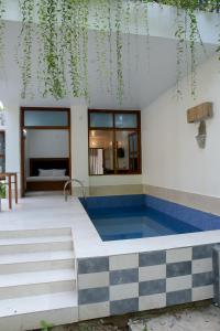 斯里曼加尔乌帕齐拉Balishira Resort Ltd.的一座房子前面设有游泳池