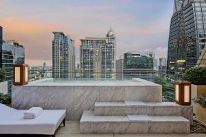 曼谷曼谷瑰丽酒店的享有城市天际线和高楼的景色