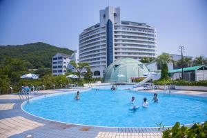 小豆岛海湾度假酒店内部或周边的泳池