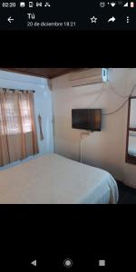 GualeguaychúDEPTO Familiar的一张卧室的照片,卧室里设有一张床和一个窗户