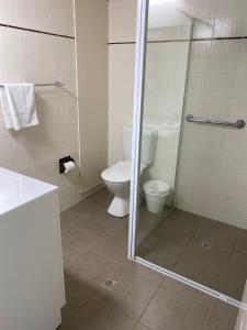 黄金海岸Oceania on Burleigh Beach的一间带卫生间和玻璃淋浴间的浴室