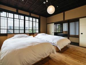 UkihaMinamo的带2扇窗户的客房内的2张床