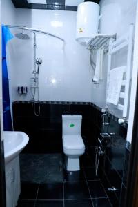 卡希RamRamay的一间带卫生间和水槽的浴室