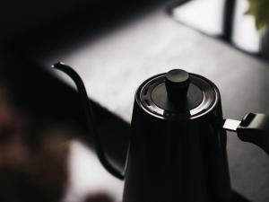 UkihaMinamo的一张桌子上的一个黑色咖啡壶