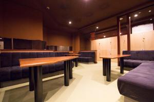 旭川SEVEN Building / Vacation STAY 4961的一间设有两张桌子和蓝色椅子的等候室